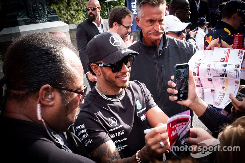 Lewis Hamilton, Mercedes AMG F1 signs autographs for the fans