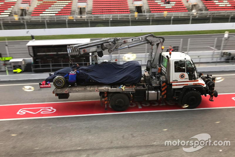 La voiture d'Alex Albon, Scuderia Toro Rosso STR14, de retour dans les stands sur un camion