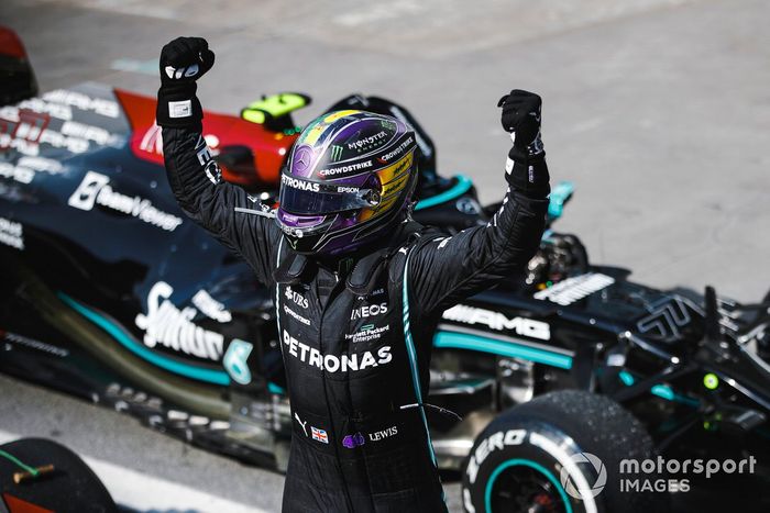 Ganador Lewis Hamilton, Mercedes, celebra en Parc Ferme