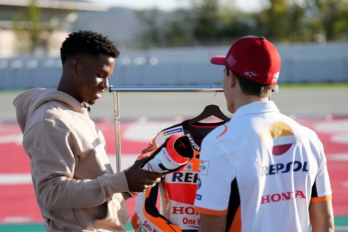 Ansu Fati, FC Barcelona, y Marc Márquez, Repsol Honda Team