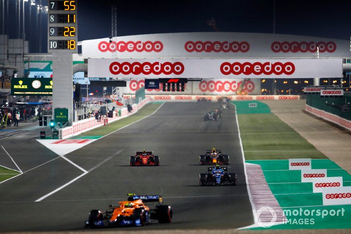 Lando Norris, McLaren MCL35M, Esteban Ocon, Alpine A521, Carlos Sainz Jr., Ferrari SF21, y Sergio Pérez, Red Bull Racing RB16B