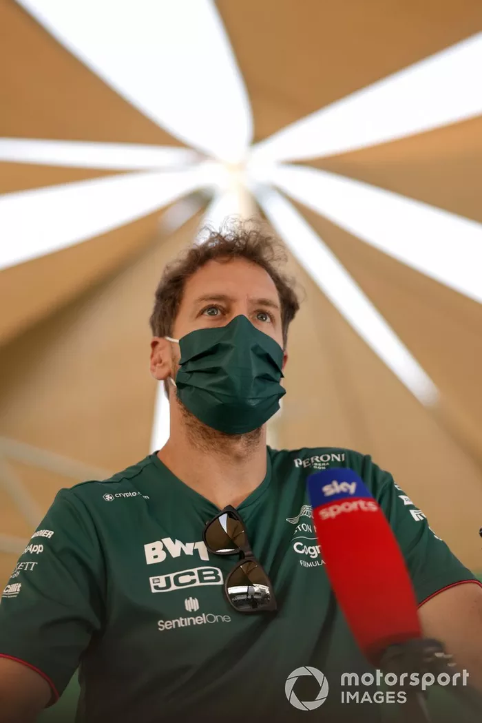 Sebastian Vettel, Aston Martin habla con los medios de comunicación