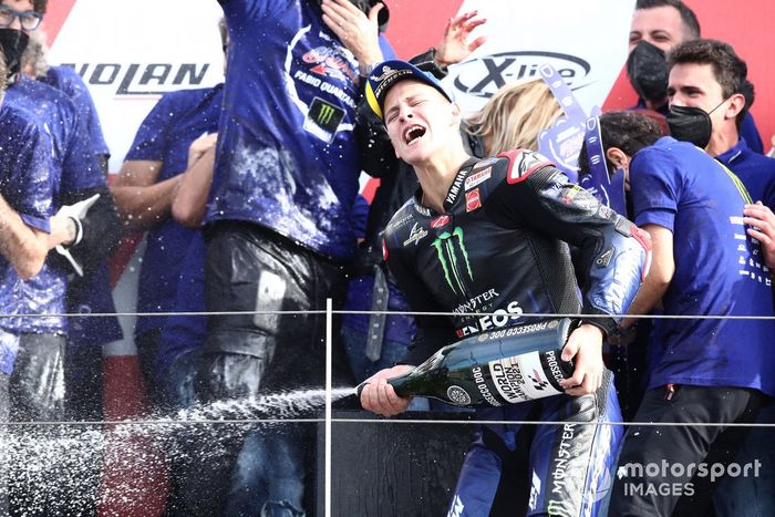 El campeón del mundo Fabio Quartararo, Yamaha Factory Racing, celebra con su equipo