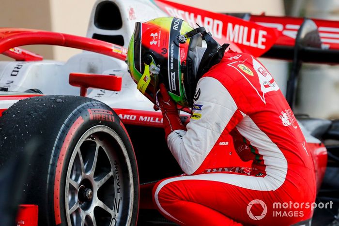 El campeón de F2 Mick Schumacher, Prema Racing celebra en Parc Ferme 