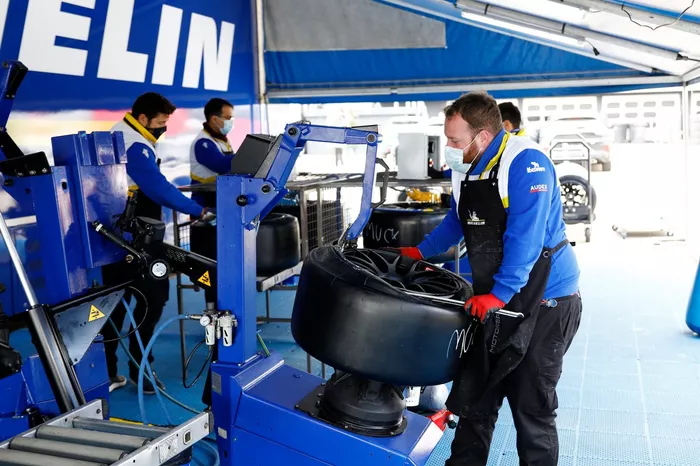 Mehr Reifen für mehr Action: Am Samstag und am Sonntag haben die Teams pro Auto zwar weiterhin nur drei Satz Michelin-Reifen zur Verfügung, am Freitag erhält jeder Fahrer aber einen frischen Satz, den er danach wieder abgeben muss. So will man dafür sorgen, dass die Teams im Freien Training nicht nur gebrauchte Pneus haben.