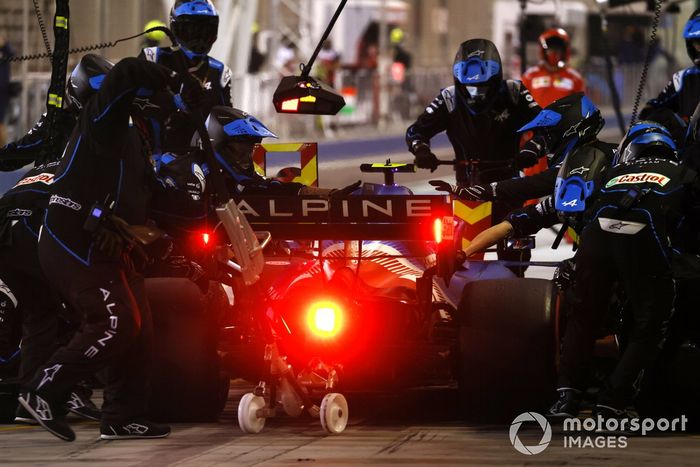 Esteban Ocon, Alpine A521, en pits