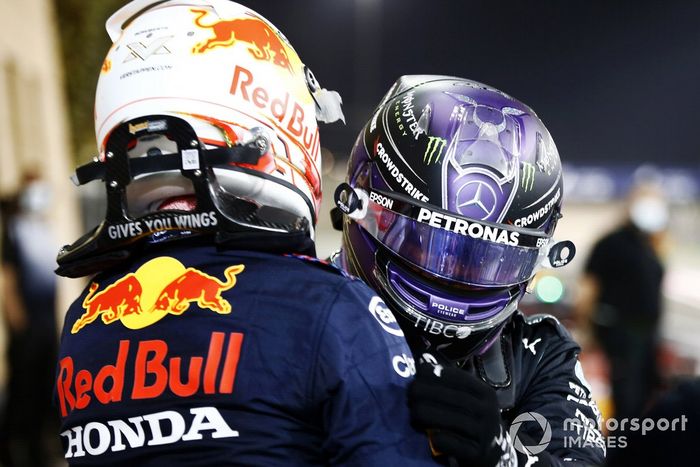 Segundo lugar Max Verstappen, Red Bull Racing y el Ganador Lewis Hamilton, Mercedes, celebra en Parc Ferme 