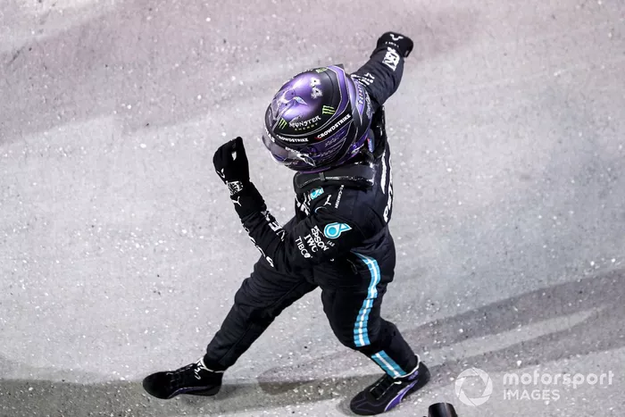 Ganador Lewis Hamilton, Mercedes, celebra en Parc Ferme
