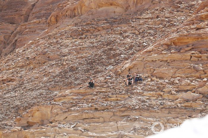 Nico Rosberg, fundador y director general de Rosberg X Racing, habla con sus colegas en una colina