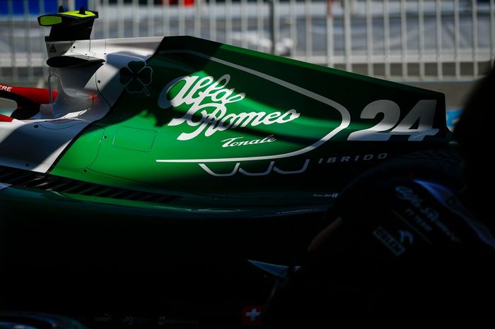 El Alfa Romeo C42 de Zhou Guanyu