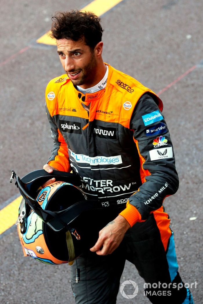 Daniel Ricciardo, de McLaren, en el pit lane después de chocar en la FP2