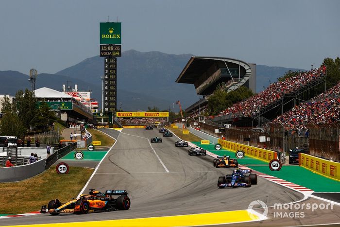 Daniel Ricciardo, McLaren MCL36, Esteban Ocon, Alpine A522, Lando Norris 