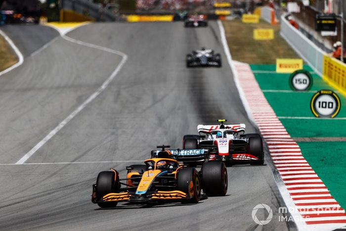 Daniel Ricciardo, McLaren MCL36, Mick Schumacher, Haas VF-22 