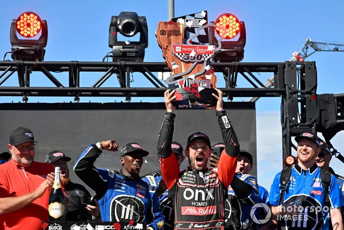 Daniel Suárez, TrackHouse Racing, Onx Homes / Renu Chevrolet Camaro celebra su victoria