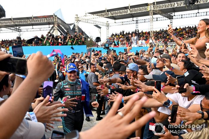 Mitch Evans, Jaguar Racing, 1ª posición, sube al podio