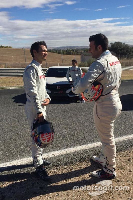 Marc Márquez, Dani Pedros ay Toni Bou durante la entrega del Honda Civic Type R