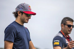 Carlos Sainz Jr., Scuderia Toro Rosso walks the track