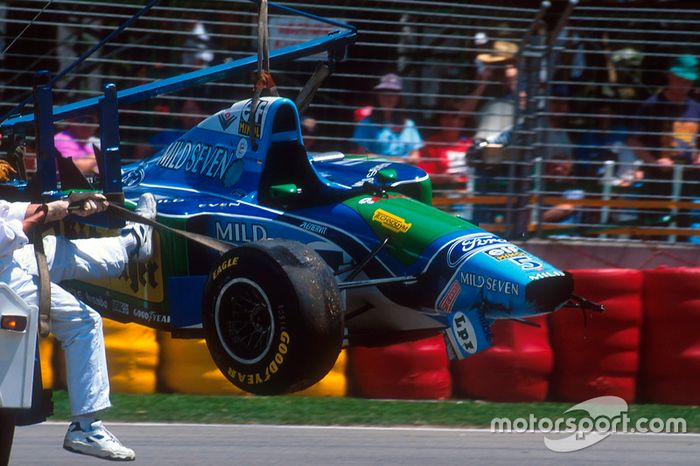 El Benetton B194 Ford de Michael Schumacher tras el accidente con Damon Hill