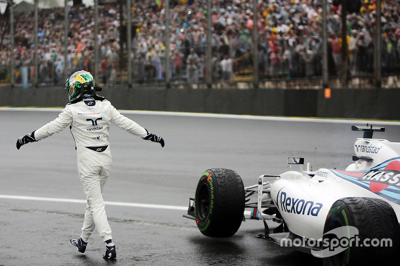 Felipe Massa, Williams FW38, winkt nach seinem Ausfall den Fans zu