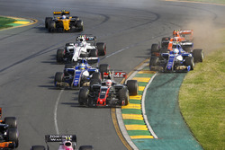 Кевін Магнуссен, Haas F1 Team VF-17, leads Маркус Ерікссон, Sauber C36, Антоніо Джовінацці, Sauber C