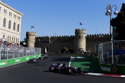 Даниил Квят, Scuderia Toro Rosso STR12, и Паскаль Верляйн, Sauber C36