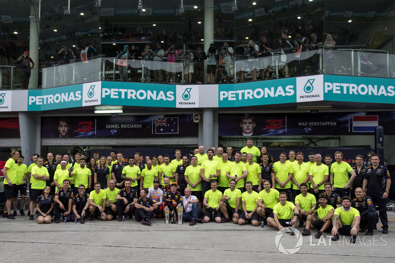 Race winner Max Verstappen, Red Bull Racing with Christian Horner, Red Bull Racing Team Principal, Dr. Helmut Marko, Red Bull Motorsport Consultant, Daniel Ricciardo, Red Bull Racing and the team