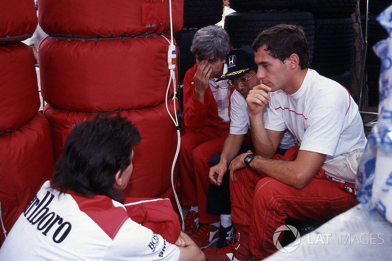 Ayrton Senna, McLaren, mit Gordon Murray, McLaren-Chefdesigner; Steve Nichols, McLaren-Designer; Osamu Goto, Honda-Rennleiter