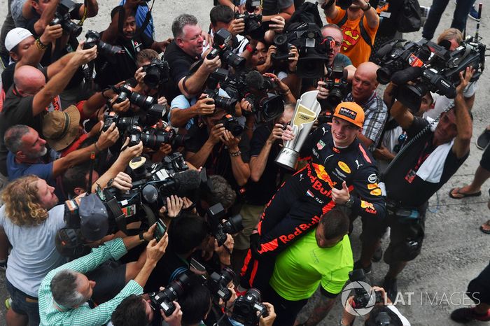 El ganador de la carrera, Max Verstappen, Red Bull Racing celebra.