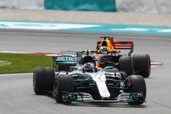Valtteri Bottas, Mercedes AMG F1 W08, Daniel Ricciardo, Red Bull Racing RB13