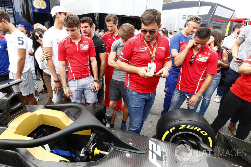 Charles Leclerc, PREMA Powerteam y Antonio Fuoco, PREMA Powerteam, miran el nuevo auto de F2