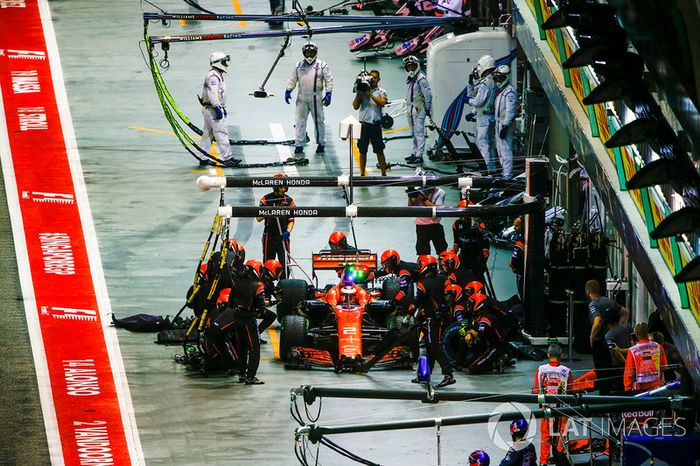Stoffel Vandoorne, McLaren MCL32, makes a stop
