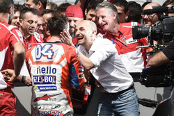 Переможець гонки Андреа Довіціозо, Ducati Team, Клаудіо Доменікале, генеральний директор Ducati
