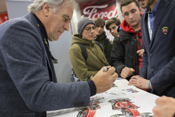Giorgio Piola, esperto di analisi tecnica di F.1, firma autografi ai fan