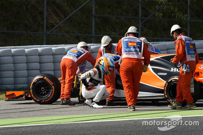 Fernando Alonso, McLaren MCL32 se queda parado en la FP1