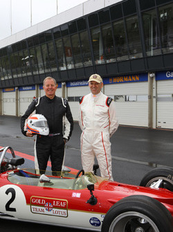 https://cdn-6.motorsport.com/images/mgl/0ZXdrWMY/s9/vintage-martin-brundle-and-adrian-newey-with-the-lotus-49b-2017-martin-brundle-and-adrian.jpg