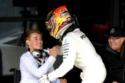 Le vainqueur Lewis Hamilton, Mercedes AMG F1, avec Billy Monger, dans le parc fermé