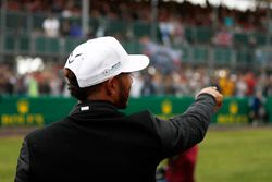 Lewis Hamilton, Mercedes AMG F1 con fans en la tribuna