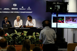 Заступник гоночного директора FIA Лоран Мекіс, гоночний директор FIA Чарлі Вайтінг, медіа-делегат FI