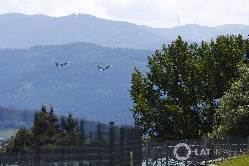 Des avions militaires au-dessus du circuit