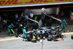 Lewis Hamilton, Mercedes-Benz F1 W08 s'arrête au stand