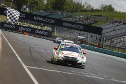 Checkered flag for Tiago Monteiro, Honda Racing Team JAS, Honda Civic WTCC