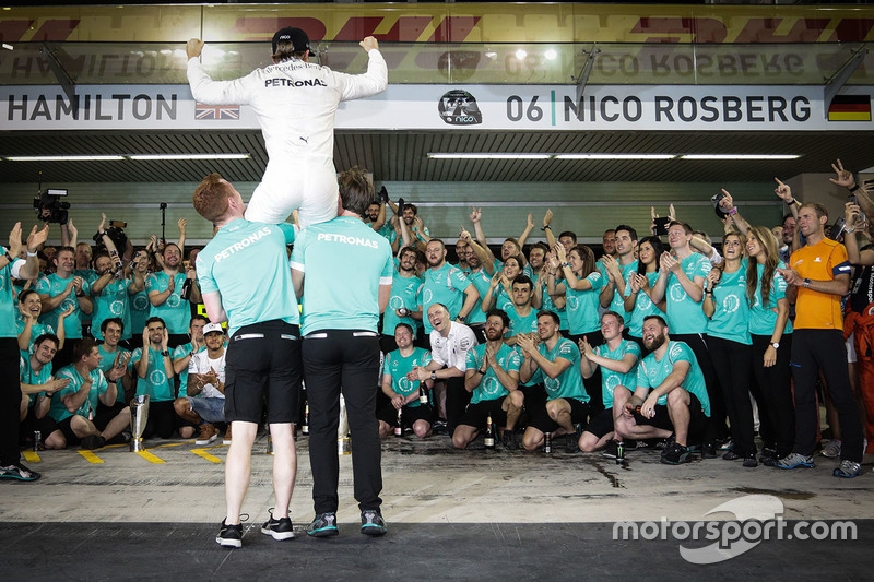 Nico Rosberg feiert den WM-Titelgewinn 2016