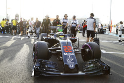 Jenson Button, McLaren arrive sur la grille