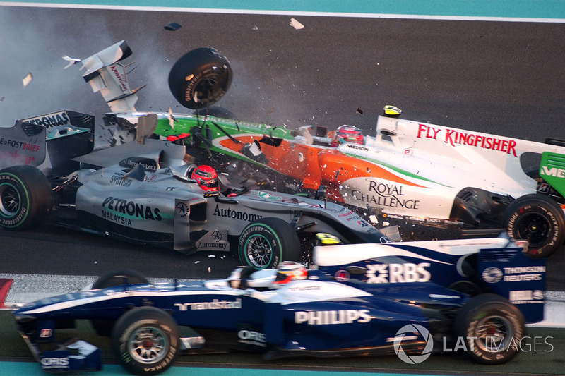 Crash: Michael Schumacher, Mercedes MGP W01; Vitantonio Liuzzi, Force India VJM03