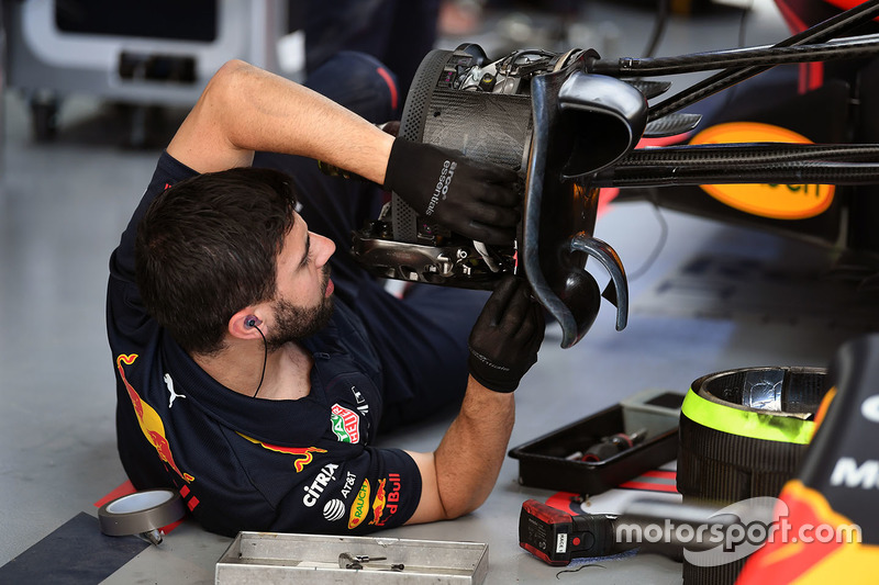 Red Bull Racing mechanic works on Red Bull Racing RB13 front wheel hub