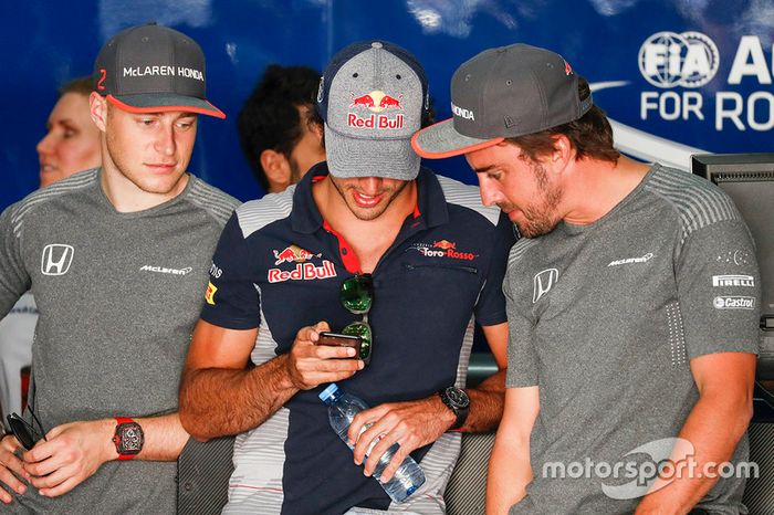 Stoffel Vandoorne, McLaren, Carlos Sainz Jr., Scuderia Toro Rosso y Fernando Alonso, McLaren