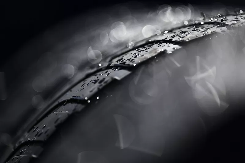 Gotas de lluvia sobre un neumático Pirelli