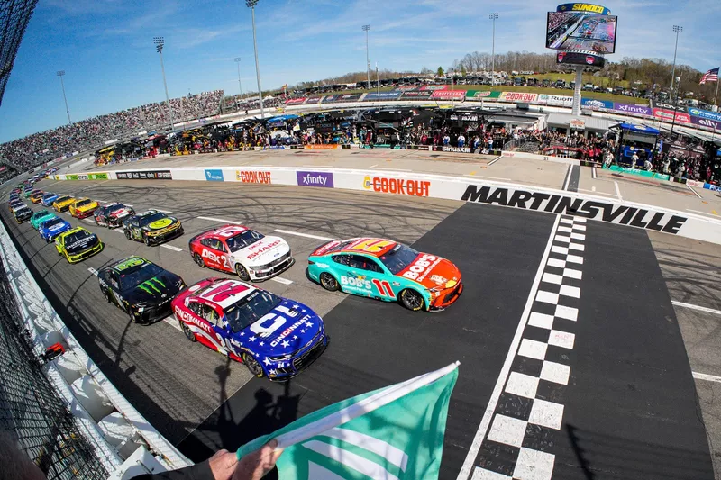 Denny Hamlin lidera el pelotón en la salida