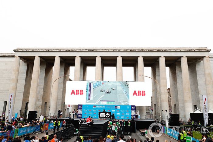 Podio con EJ Performance