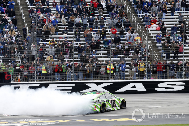 Race winner Kyle Busch, Joe Gibbs Racing, Toyota Camry Interstate Batteries